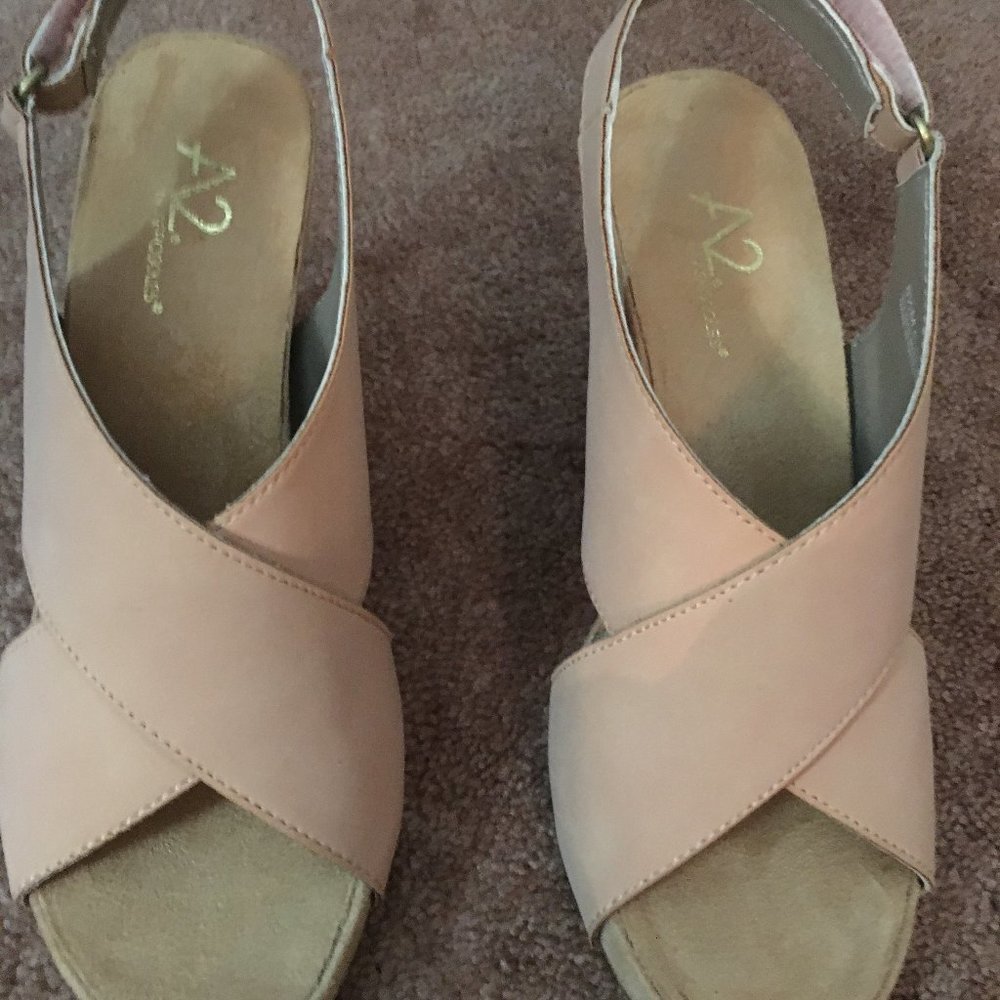 AEROSOLES WOMEN's LIGHT PINK WEDGE HEELS SIZE 6 1/2